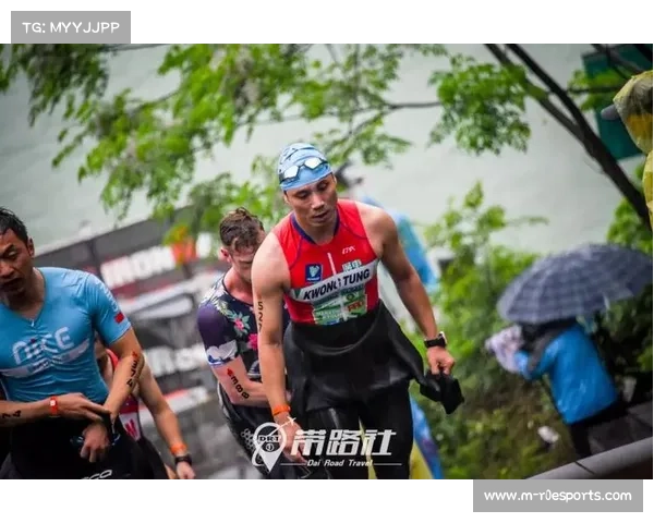 雨战中场地湿滑影响传球精度，双方失误增多